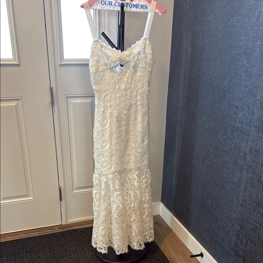 Saylor Lesli Midi Dress in White